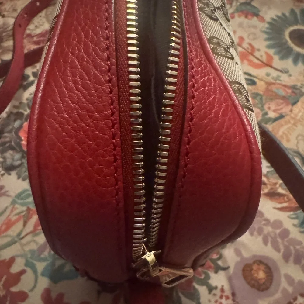 Gucci Beige GG Canvas Crossbody Bag with Red Leather Trim - Picture 2 of 10